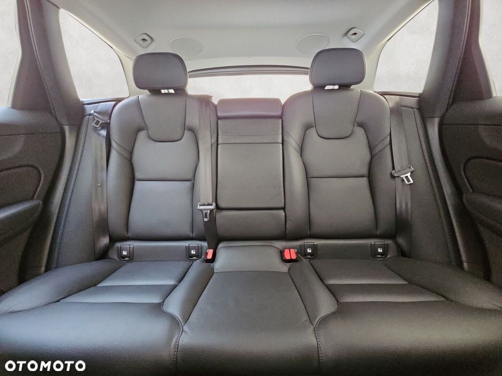 Volvo XC 60 B5 B AWD Momentum Pro - 19
