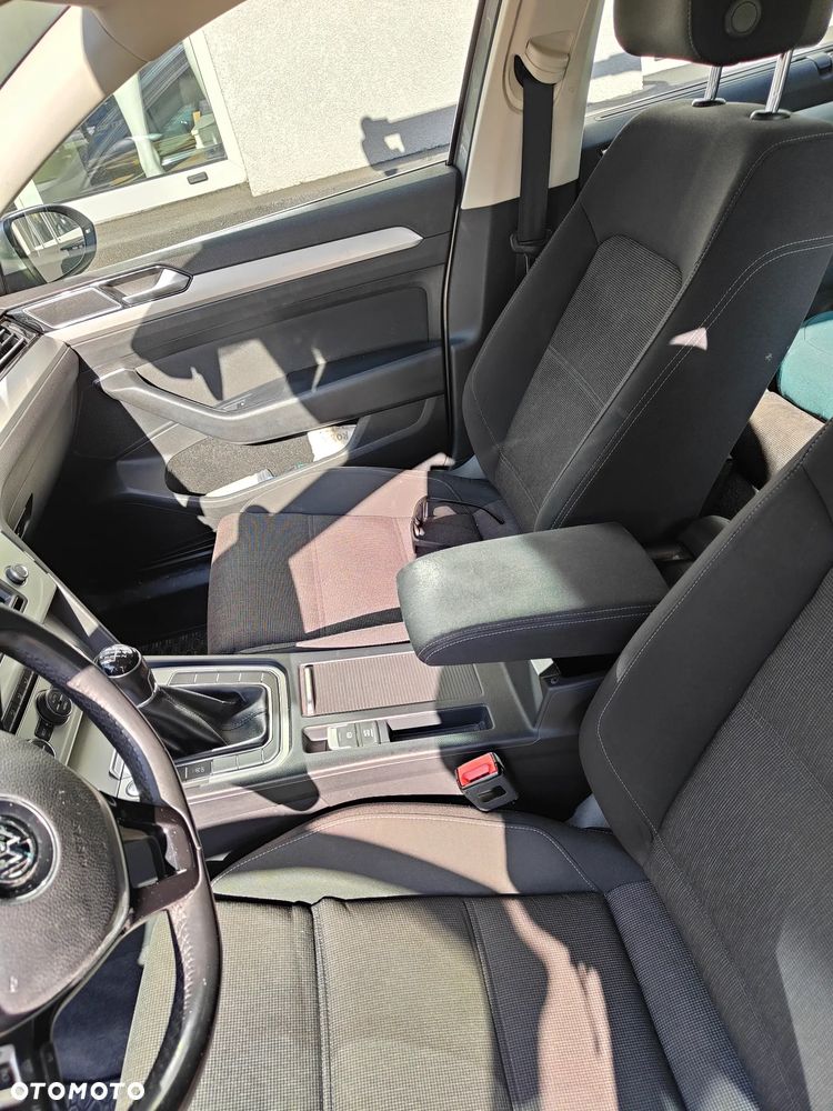 Volkswagen Passat 2.0 TDI SCR Comfortline - 11