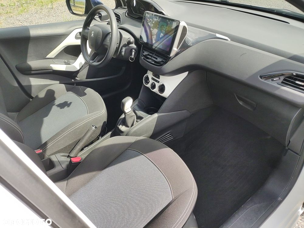 Peugeot 208 - 10