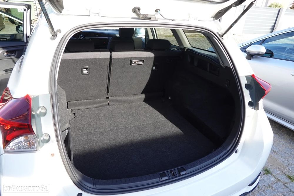 Toyota Auris Touring Sports 1.8 HSD Freestyle - 26