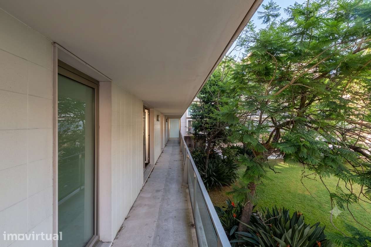 Apartamento T5 com 4 casas de banho e garagem - Grande imagem: 3/54