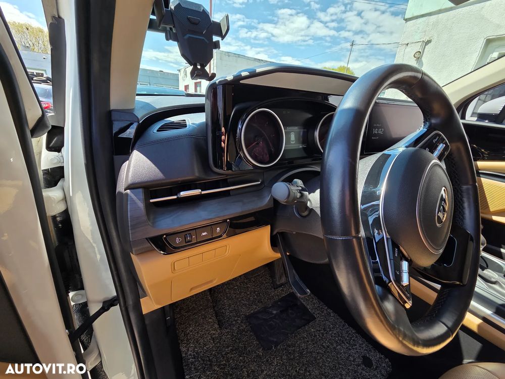 Kia Carnival - 16