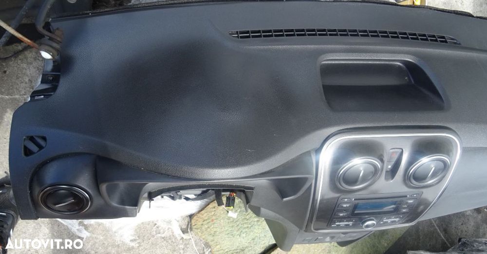 Plansa de bord Dacia Logan din 2013 cu airbag volan si pasager volan pe stanga - 3
