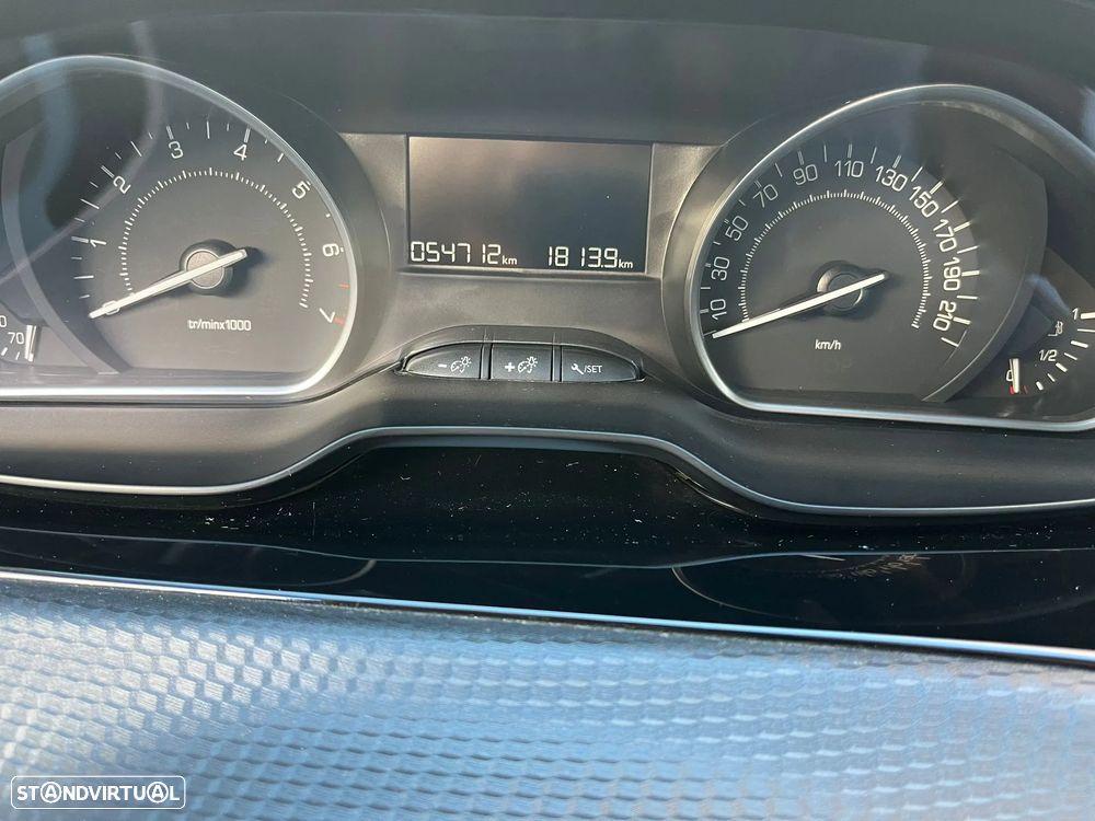 Peugeot 208 1.2 PureTech Signature - 8
