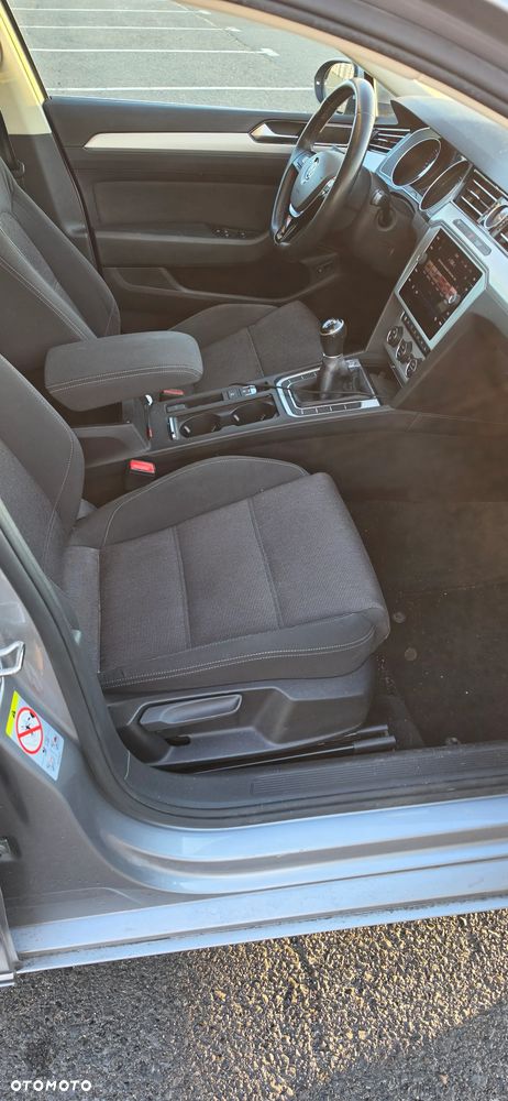 Volkswagen Passat - 11