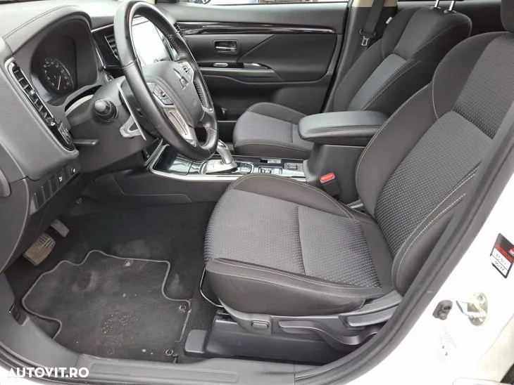 Mitsubishi Outlander 2.4 4WD Plug-In Hybrid - 12
