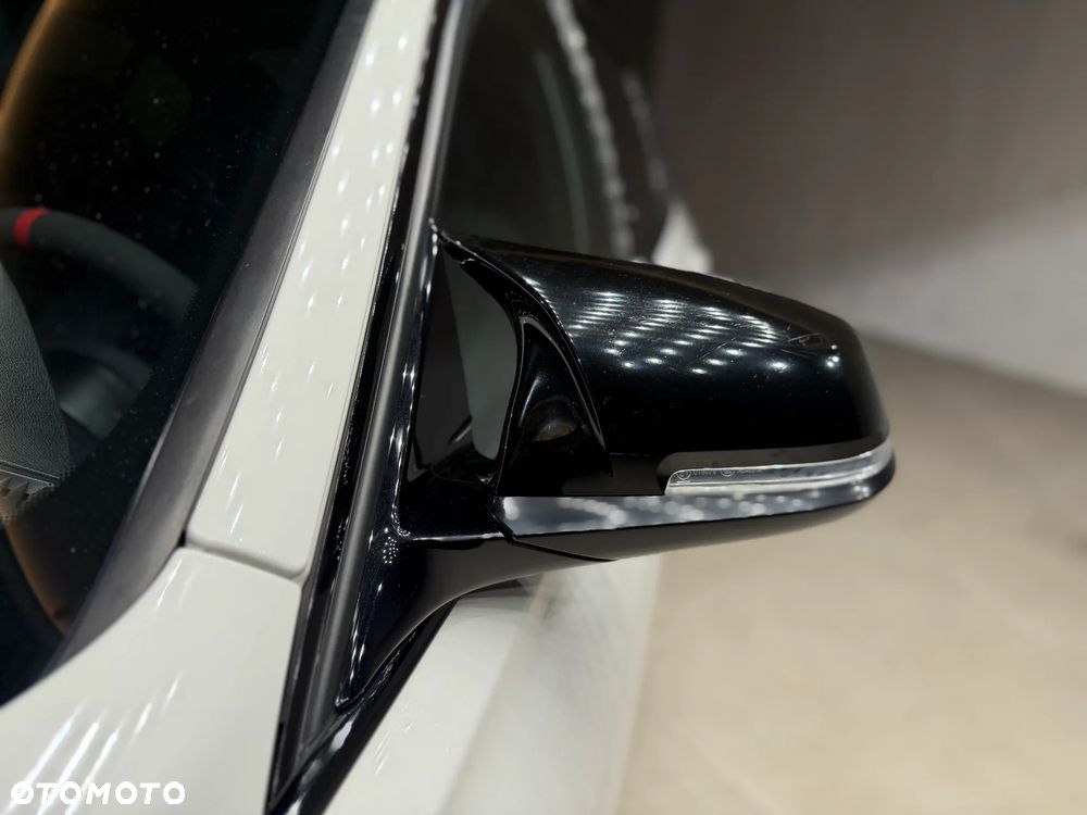 BMW Seria 3 330i M Sport - 22