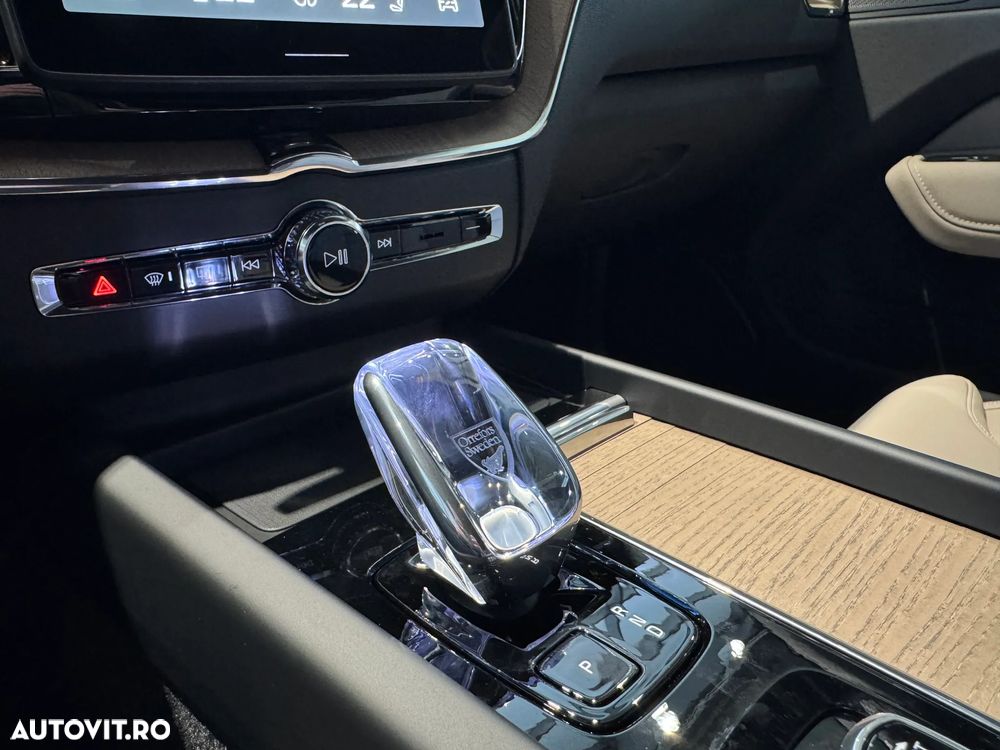 Volvo XC 60 B5 AT AWD MHEV Plus Dark - 16