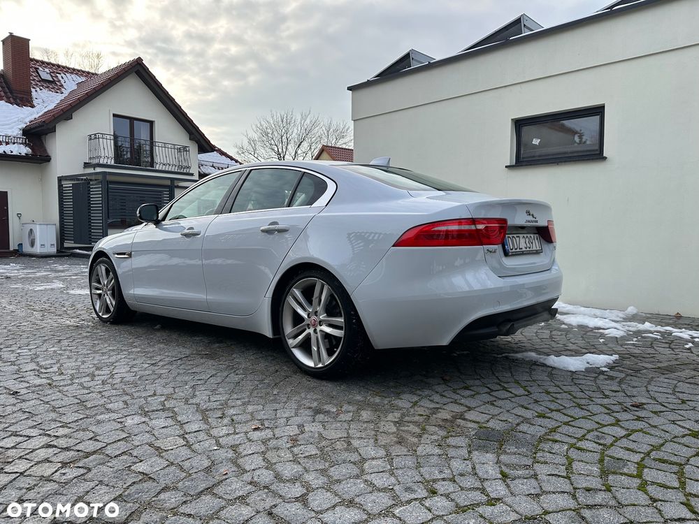 Jaguar XE - 4