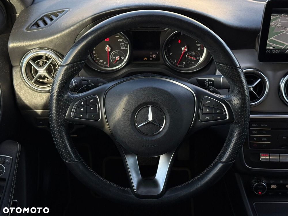 Mercedes-Benz GLA 200 7G-DCT Urban - 14