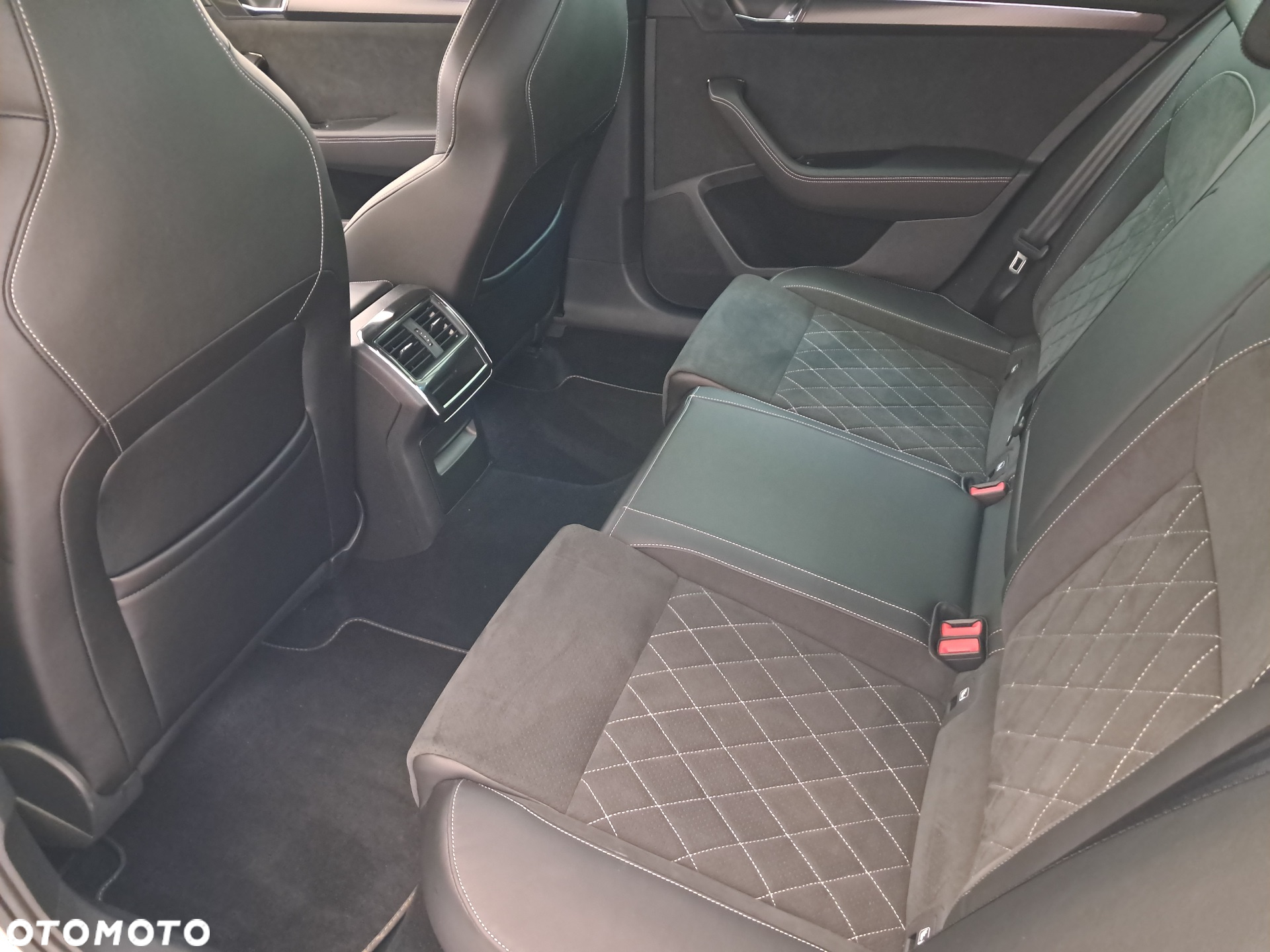 Skoda Superb 2.0 TDI SCR 4x4 Sportline DSG - 12