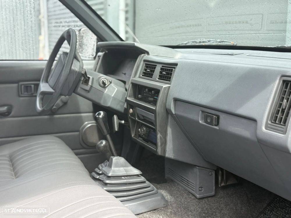Nissan PICK-UP D21 TD 25 4X4 3 LUGARES - 11