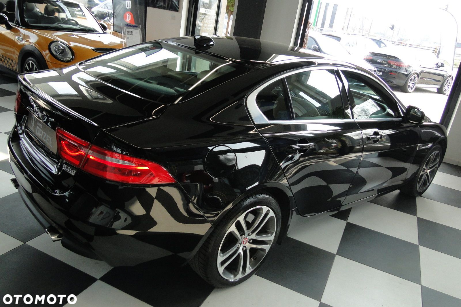Jaguar XE - 12