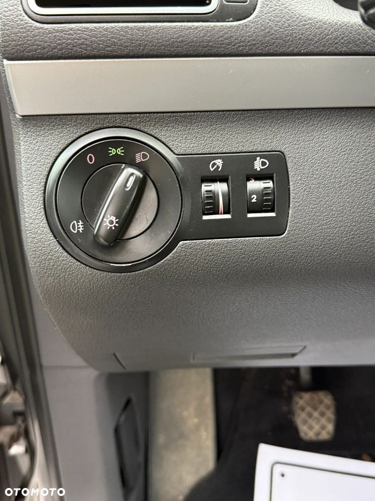 Volkswagen Touran 1.6 TDI DPF BlueMotion Technology Trendline - 24