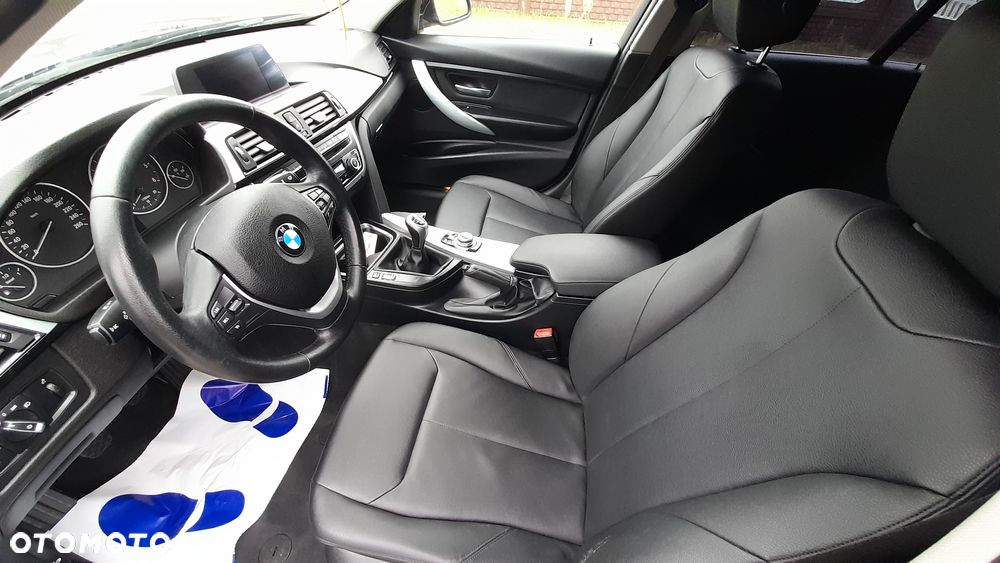 BMW Seria 3 318d Touring - 17