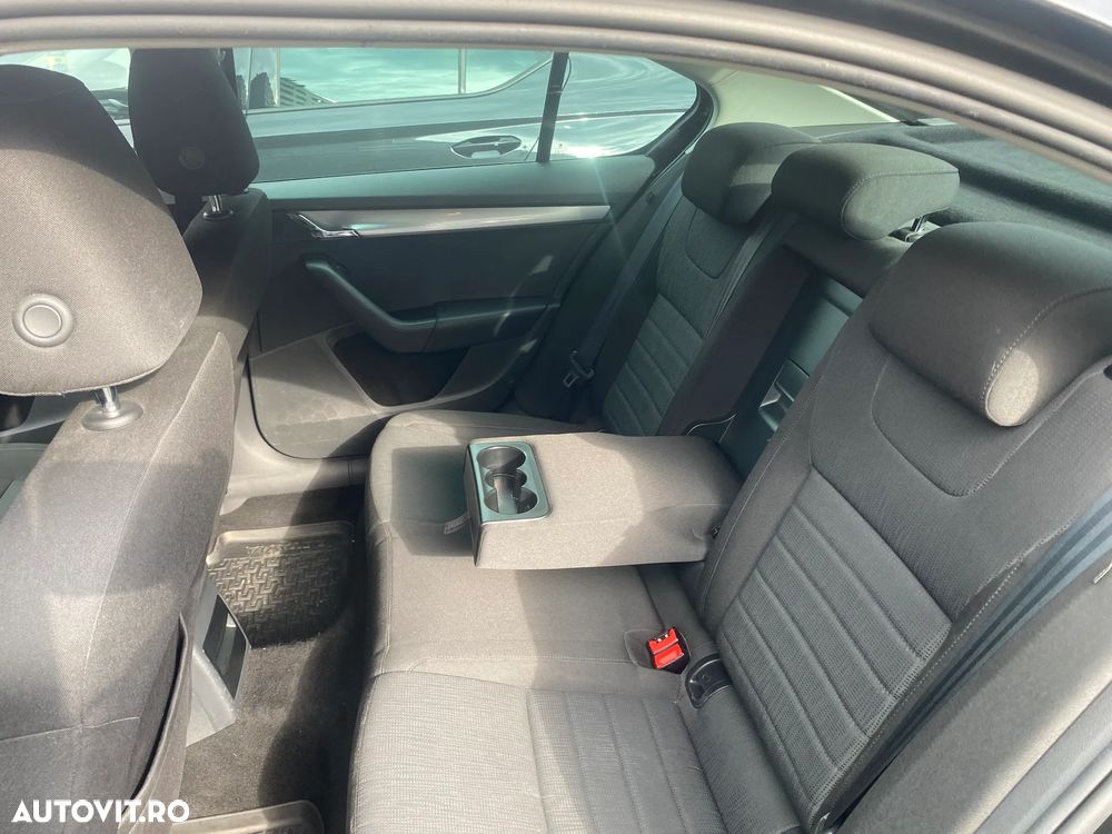 Skoda Octavia 2.0 TDI STYLE DSG - 8