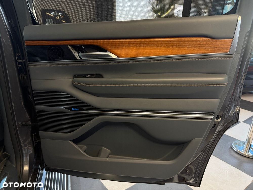 Jeep Grand Wagoneer - 18