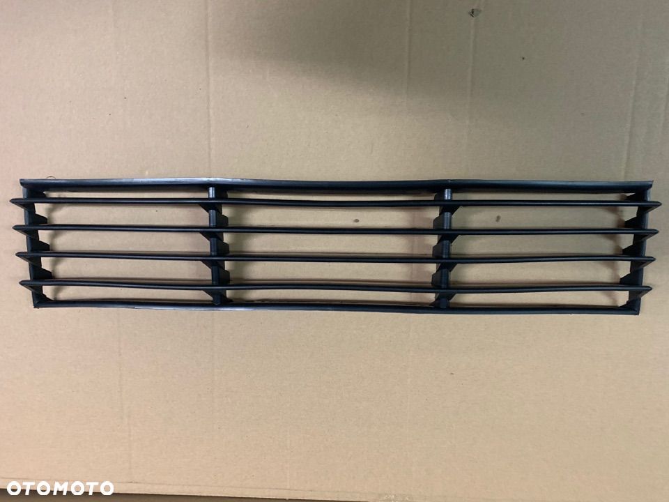 ATRAPA ZDERZAKA PRZÓD ŚRODKOWA KRATKA VOLKSWAGEN PASSAT B5 FL LIFT 00-05 NOWA - 1