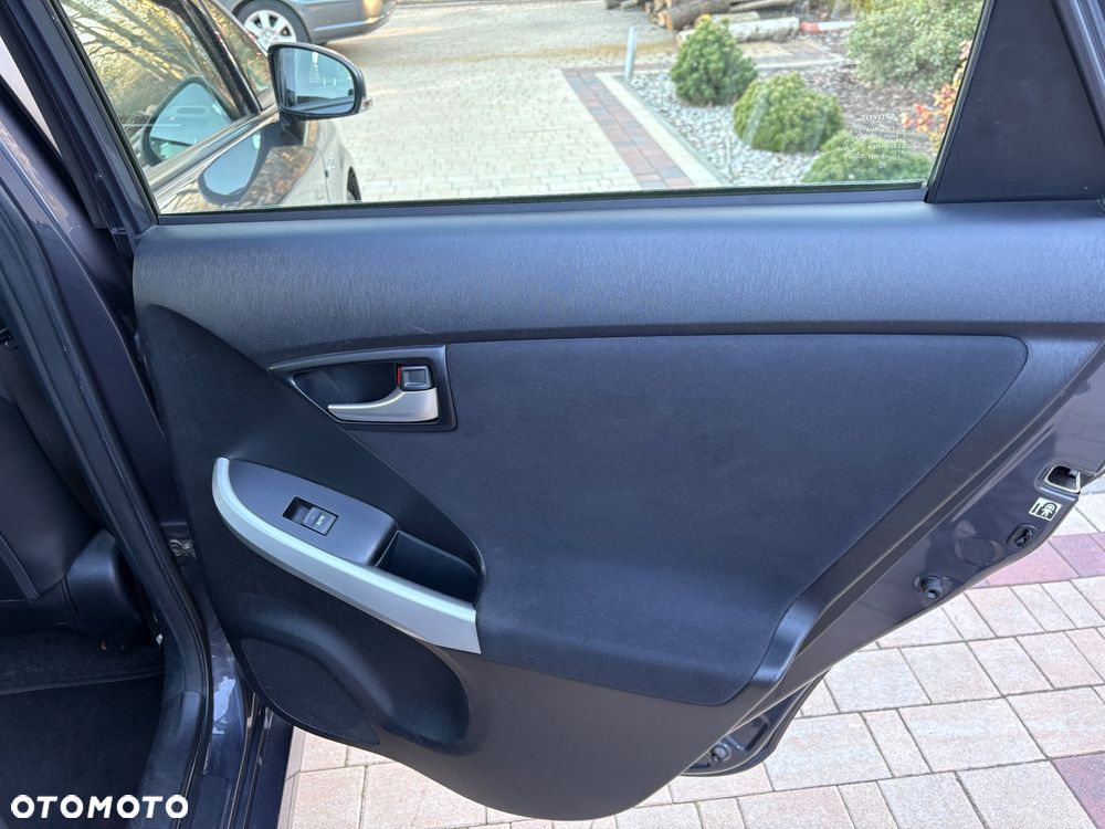 Toyota Prius (Hybrid) - 12