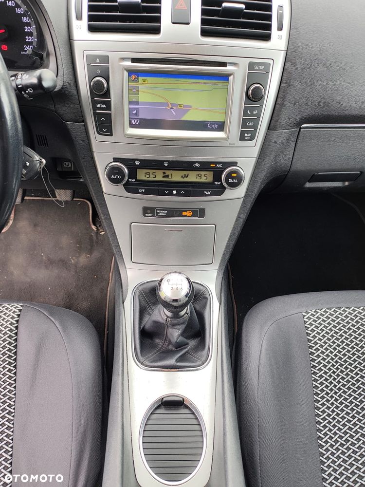 Toyota Avensis 1.8 Comfort - 16