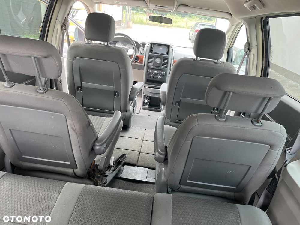 Chrysler Town & Country - 12