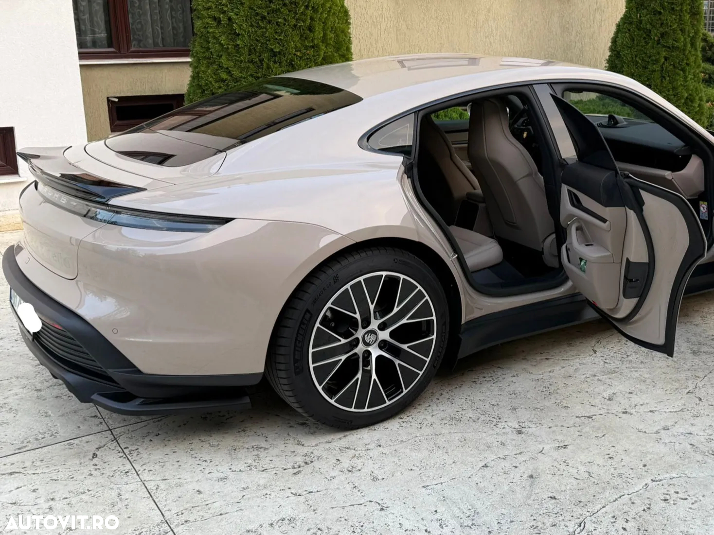 Porsche Taycan - 8