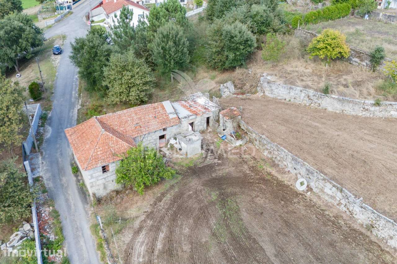 CASA COM TERRENO PARA CONSTRUÇÃO (Airão, Guimarães) - Grande imagem: 2/35