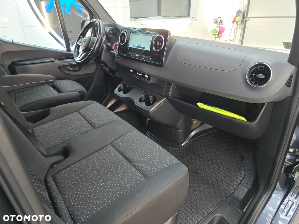 Mercedes-Benz SPRINTER 319 3.0 V6 CDI AUTOMAT 4,40Cm Długi SERWIS ASO MERCEDES-BENZ DO OSTATNIEGO km SALON PL FUL LED HIGH PERFORMANCE MBUX z ekranem dotykowym 10,25 cali SIEDZENIE KIEROWCY KOMFORTOWE, HYDRAULICZNE RESOROWANE PODGRZEWANA SZYBA PRZEDNIA TEMPOMAT KAMERA COFANIA LAKIER METALIK - 32