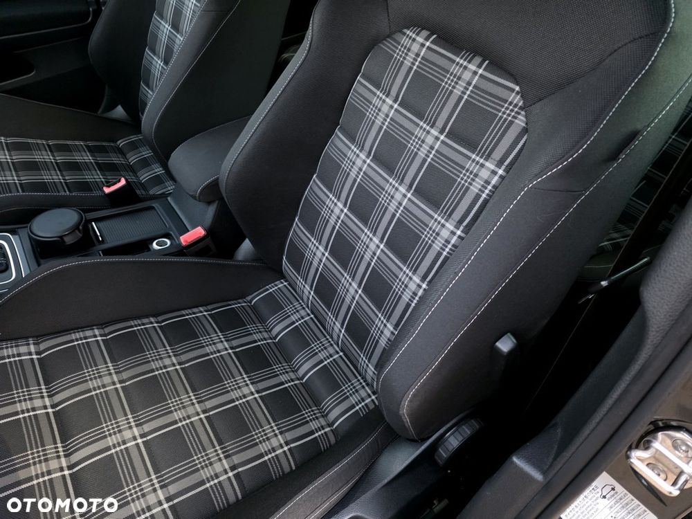 Volkswagen Golf - 18