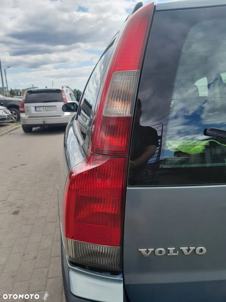 VOLVO V70 LAMPA TYLNA LEWA W BŁOTNIK GÓRNA - 1
