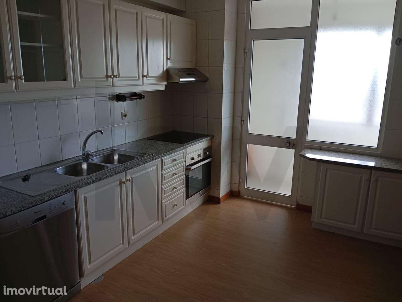 OPORTUNIDADE DE INVESTIMENTO | T1 + 1 NA AVENIDA SÁ CARNEIRO | GARAGEM - Grande imagem: 3/13