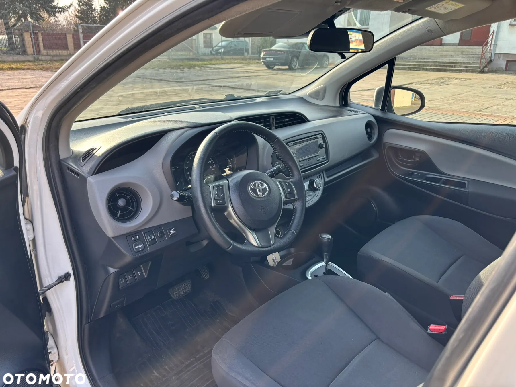 Toyota Yaris Hybrid 100 Premium - 17