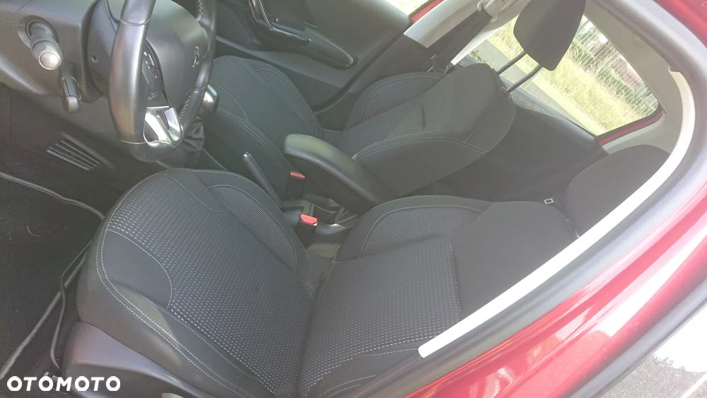 Peugeot 208 - 18