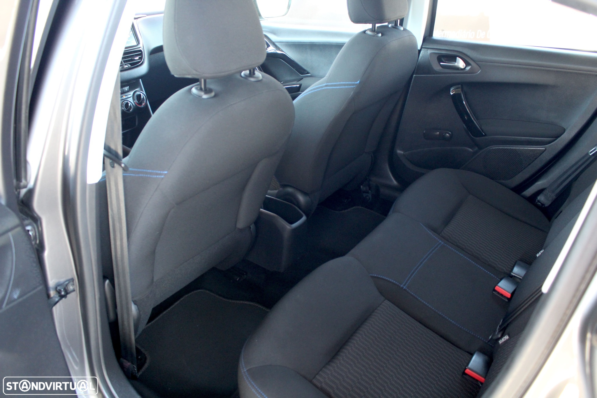 Peugeot 208 1.2 PureTech Signature - 8