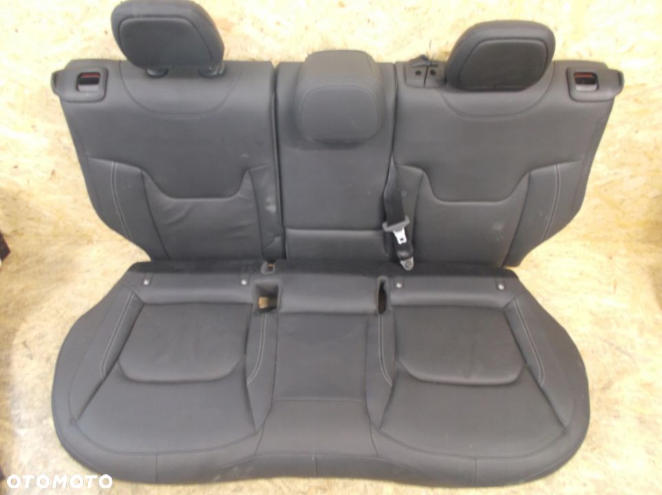 KANAPA TYLNA SKÓRZANA  JEEP RENEGADE  NUMER OE  STAN BARDZO DOBRY.