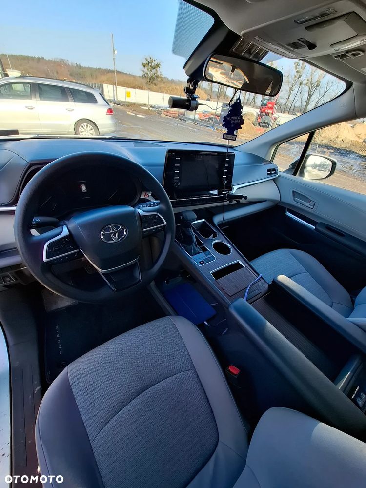 Toyota Sienna - 3