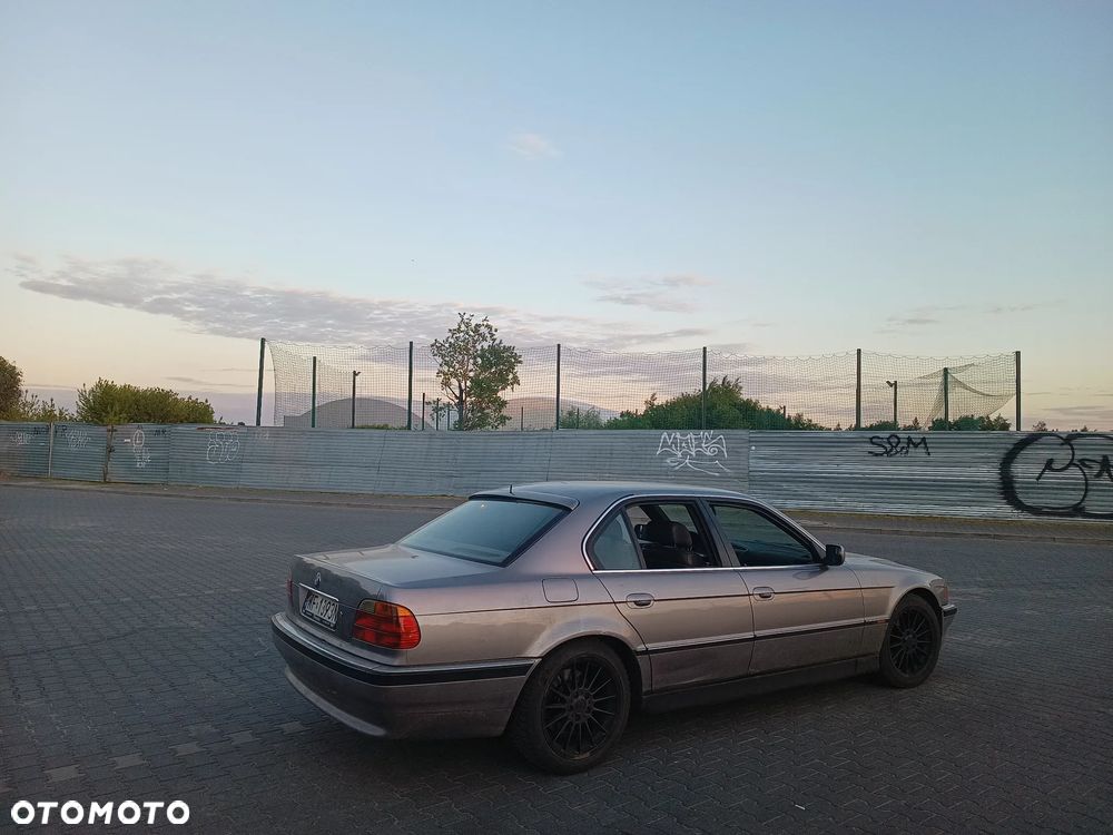 BMW Seria 7 740i V8 - 4