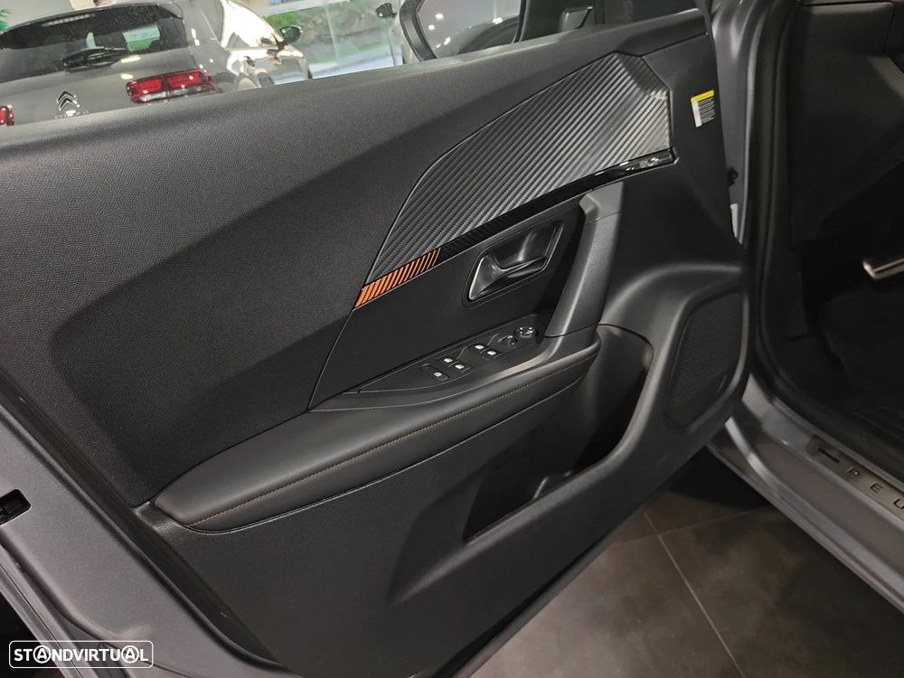 Peugeot 2008 1.2 PureTech Allure EAT8 - 37