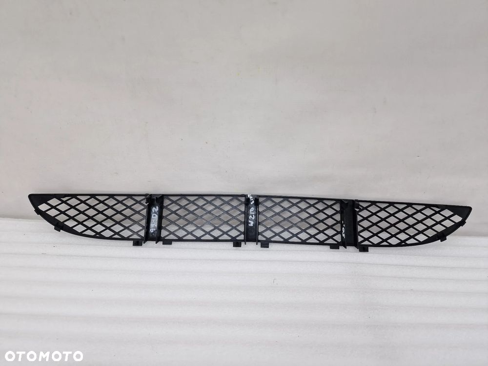 MERCEDES E-KLASSA W210 LIFT 99-01 KRATKA ŚRODKOWA ZDERZAKA PRZEDNIEGO , NR 2108850053 , NR AUKCIJ K258 - 5