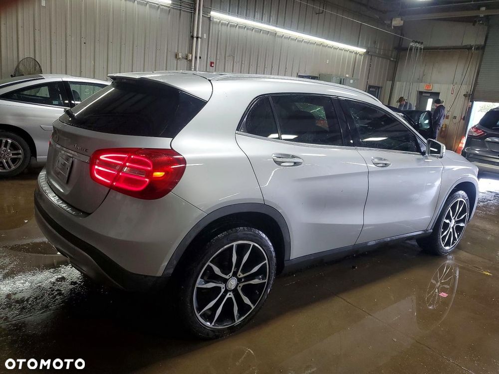 Mercedes-Benz GLA 250 4Matic 7G-DCT - 3