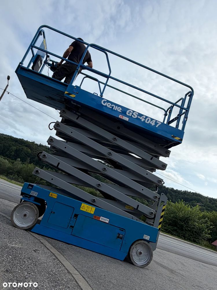 Genie GS-4047. Zwyżka Platforma Nożycowa 14 metrów wysokość robocza. Podnośnik przywieziony z Norwegii praktycznie zerowe zużycie. Pracował w urzędzie komunalnym 1 raz w roku okres świąteczny! Udzwig 380 kg. Rozsuwany Balkon. Sterowanie góra dół. Akumlatory w świetnej kondycji z 2024 roku. Wielka Okazja! - 2