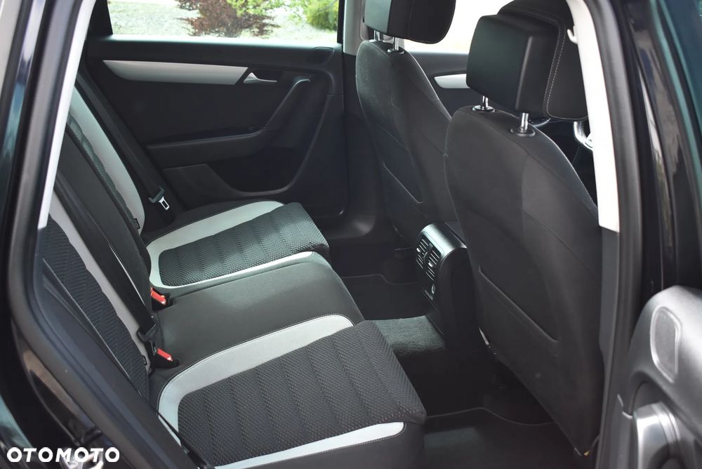Volkswagen Passat 2.0 TDI DPF R-Line Edition - 33