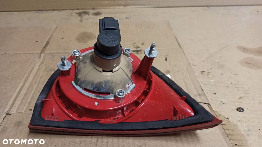 # LAMPA LEWY TYŁ W KLAPĘ VW GOLF V  HB nr 1K6945093F - 3