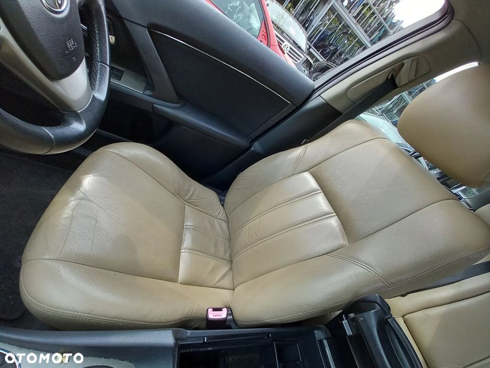 TOYOTA AVENSIS T27 FOTELE KANAPA KOMPLET SKÓRY JASNE UK - 5