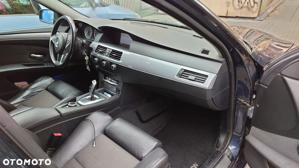 BMW Seria 5 525d xDrive Touring - 28