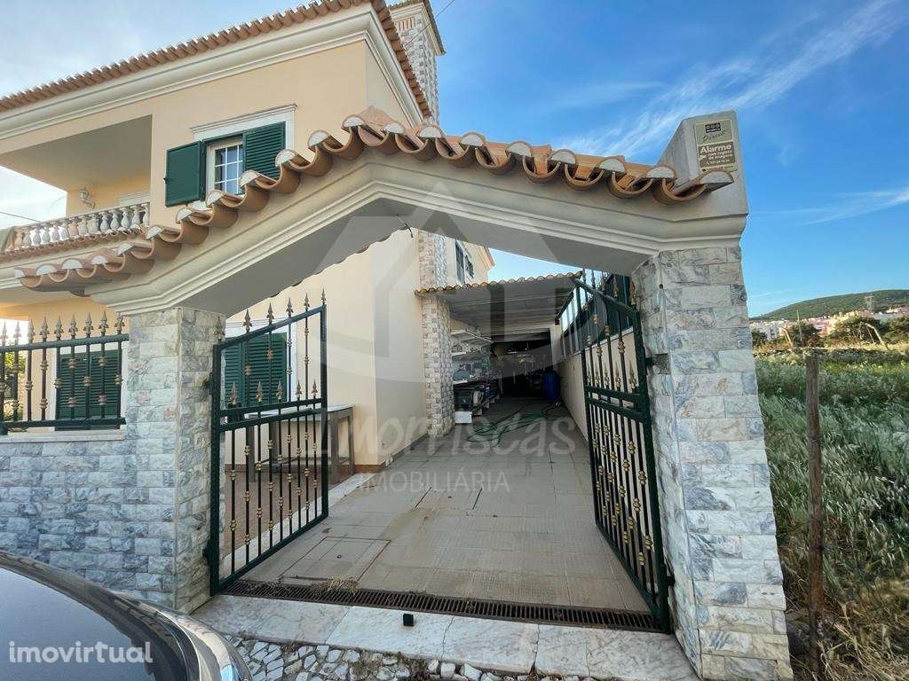 Moradia T4 com ar condicionado e garagem, localizada em Vialonga - Grande imagem: 3/33