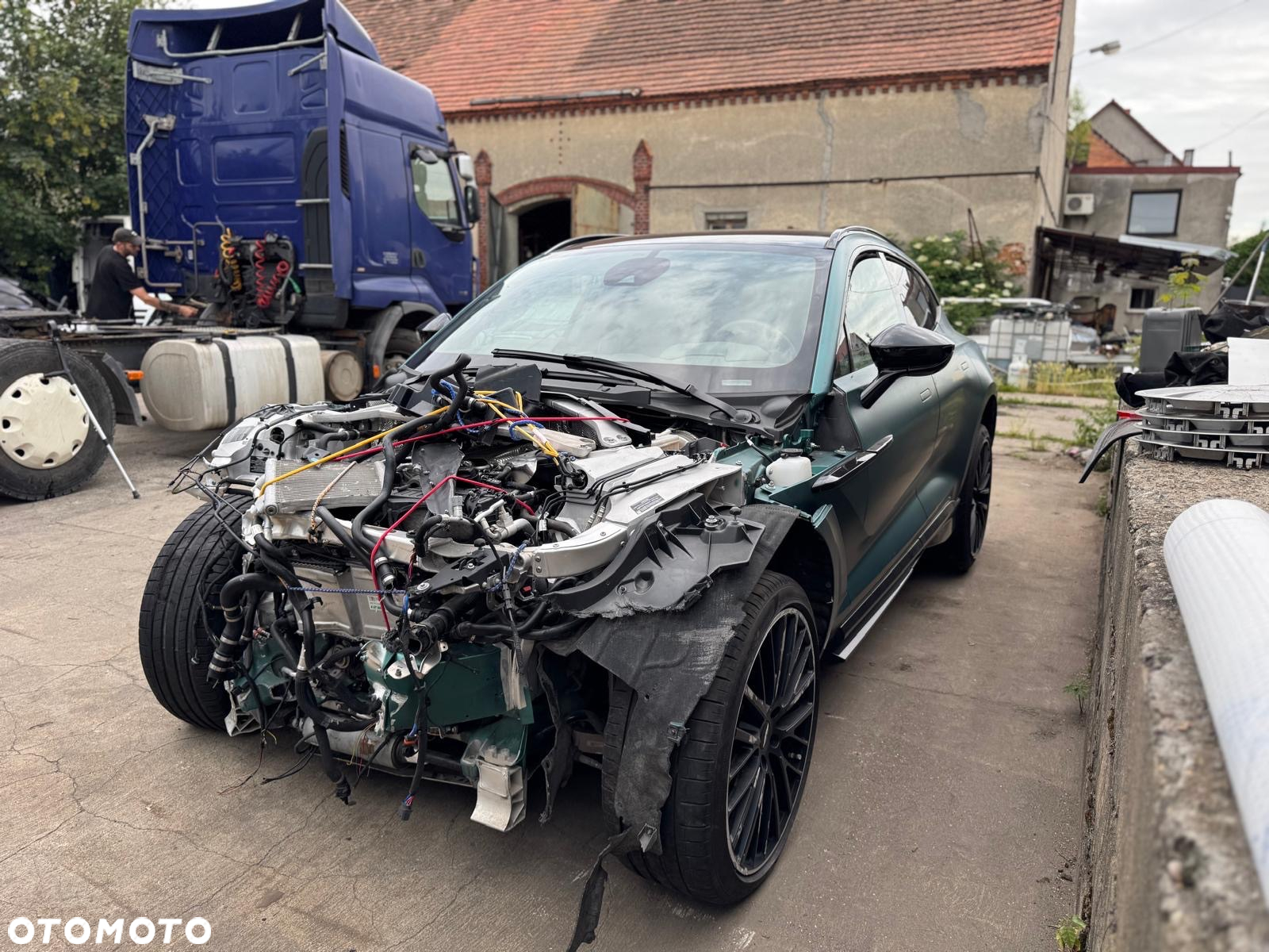 Aston Martin DBX - 5