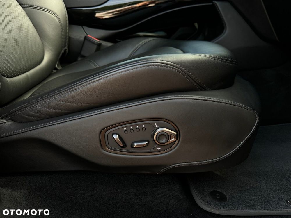 Aston Martin DBX - 10