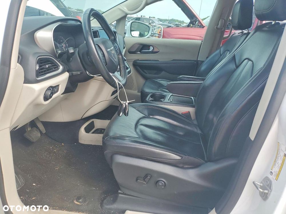 Chrysler Pacifica - 8
