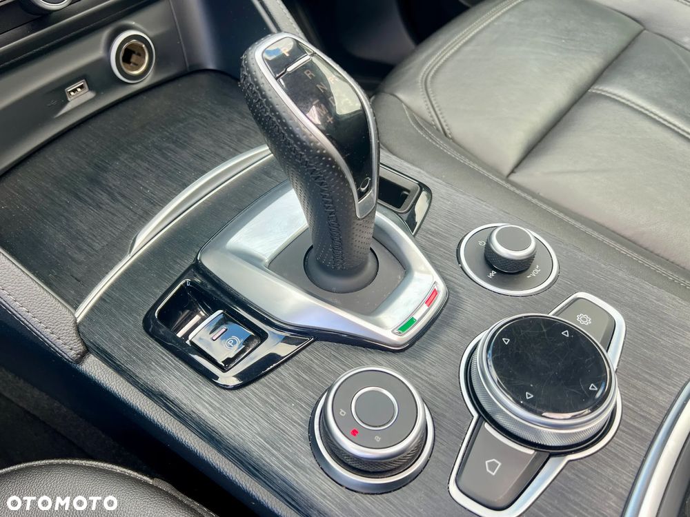 Alfa Romeo Stelvio 2.0 Turbo 16V AT8-Q4 Business - 13